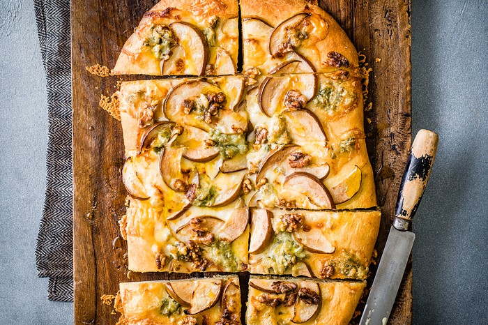Italian Flatbread Recipe with Pear, Walnut and Gorgonzola